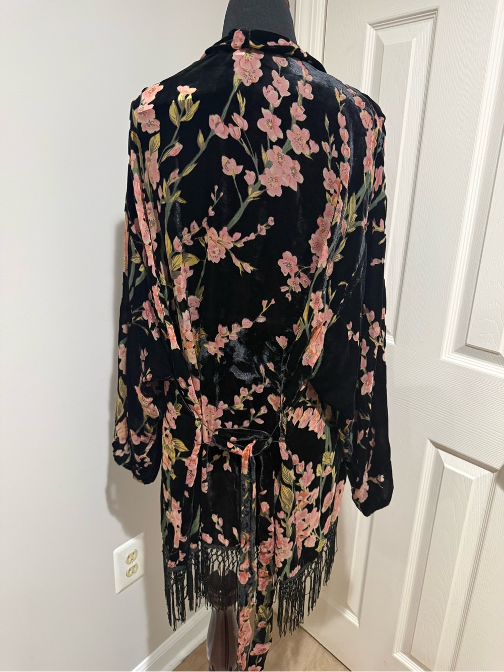 Lucy Paris Black Velvet Floral burnout Kimono Robe with Pink Flowers Sz Large - Picture 13 of 13